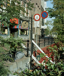 118626 Afbeelding van een verkeersbord en reclamebord bevestigd aan de werfmuur langs de Oudegracht te Utrecht; op de ...